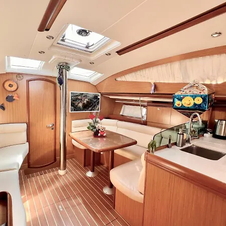 Dream Boat Botel *